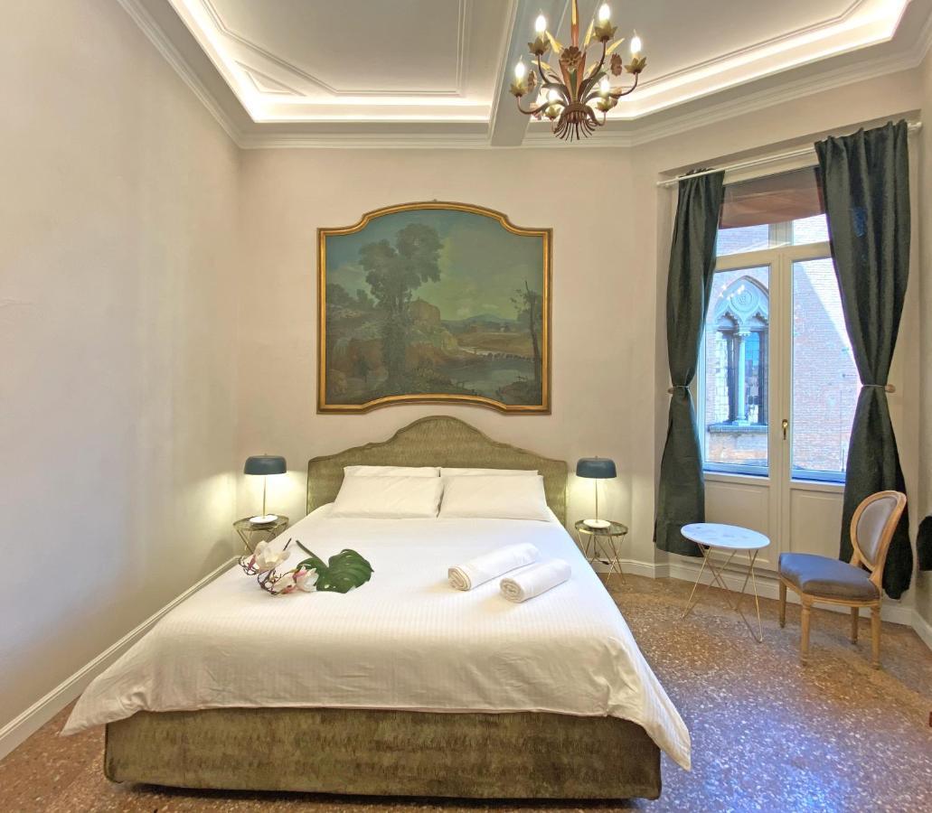 Double room with private external bathroom - Camera matrimoniale con bagno privato esterno,992601877:JPEG